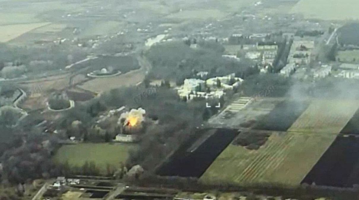 В сети появилось видео с вероятным ударом по военному объекту на Курщине В сети появилось видео с вероятным ударом по военному объекту на Курщине