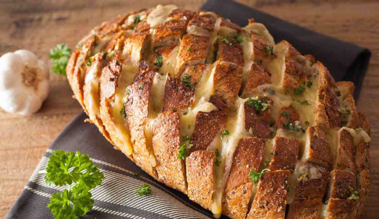 Готовим оригинальную закуску из батона Готовим оригинальную закуску из батона