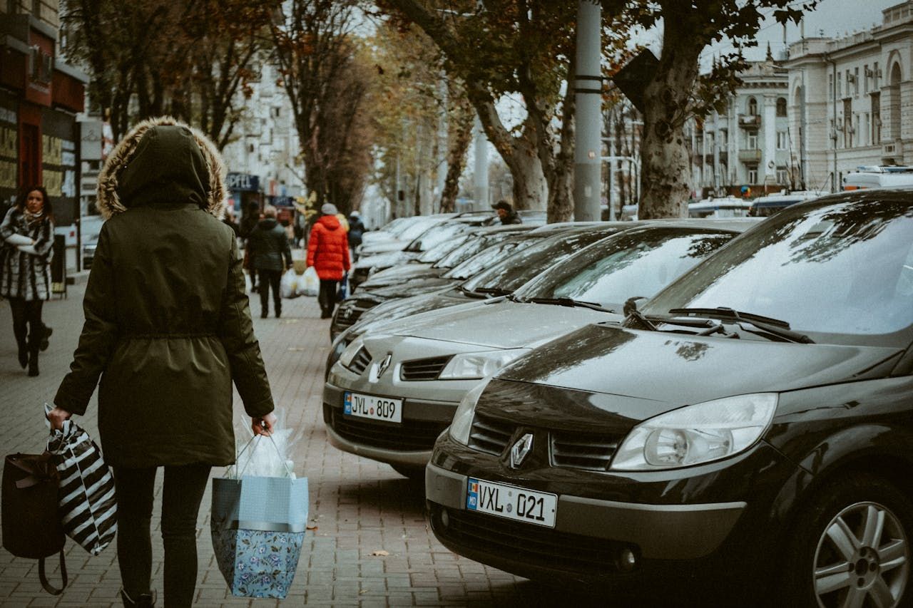 Женщина с пакетами идет на улице в Молдове - Закордон