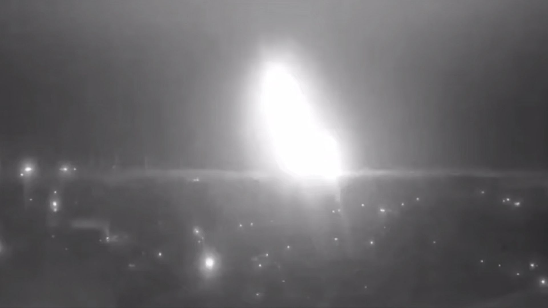 СМИ показали еще одно видео удара межконтинентальной ракеты по Днепру: видно падение ещести блоков - 24 Канал СМИ показали еще одно видео удара межконтинентальной ракеты по Днепру: видно падение ещести блоков - 24 Канал