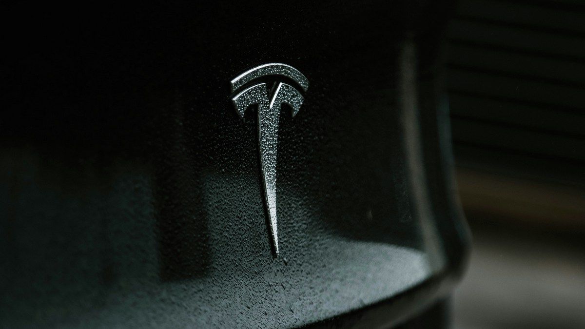 Водители Tesla клеят на свои машины насмешливые наклейки против Илона Маска Водители Tesla клеят на свои машины насмешливые наклейки против Илона Маска