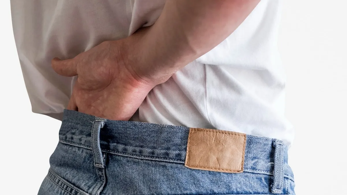 мужчина в джинсах мужчина в джинсах