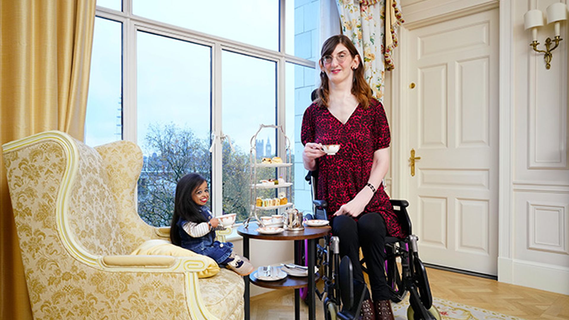 В Лондоне встретились самая низкая и самая высокая женщины в мире В Лондоне встретились самая низкая и самая высокая женщины в мире