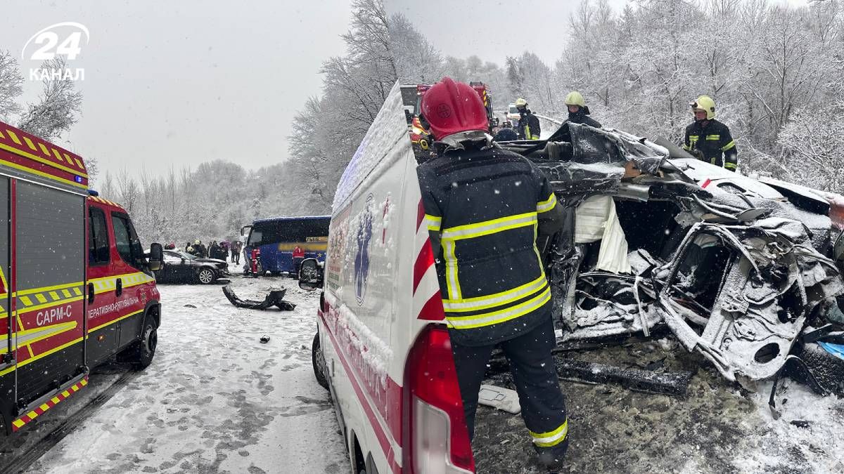 На Закарпатті зіткнулися легковик та пасажирський автобус - 24 Канал На Закарпатті зіткнулися легковик та пасажирський автобус - 24 Канал