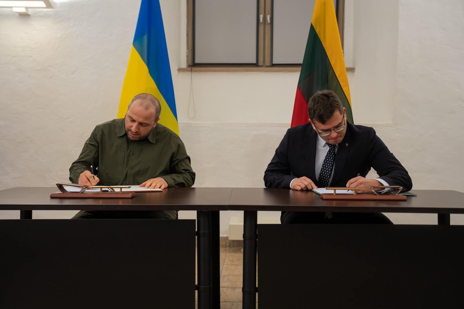 Україна та Литва підписали меморандум про створення механізму підтримки сил безпеки та оборони Україна та Литва підписали меморандум про створення механізму підтримки сил безпеки та оборони