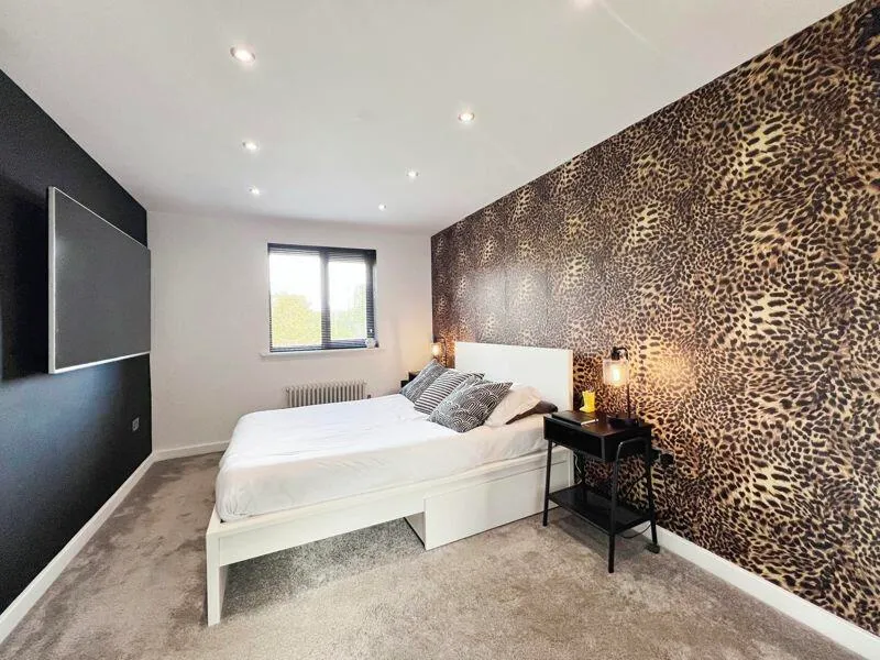 Леопардові шпалери у спальні Леопардові шпалери у спальні