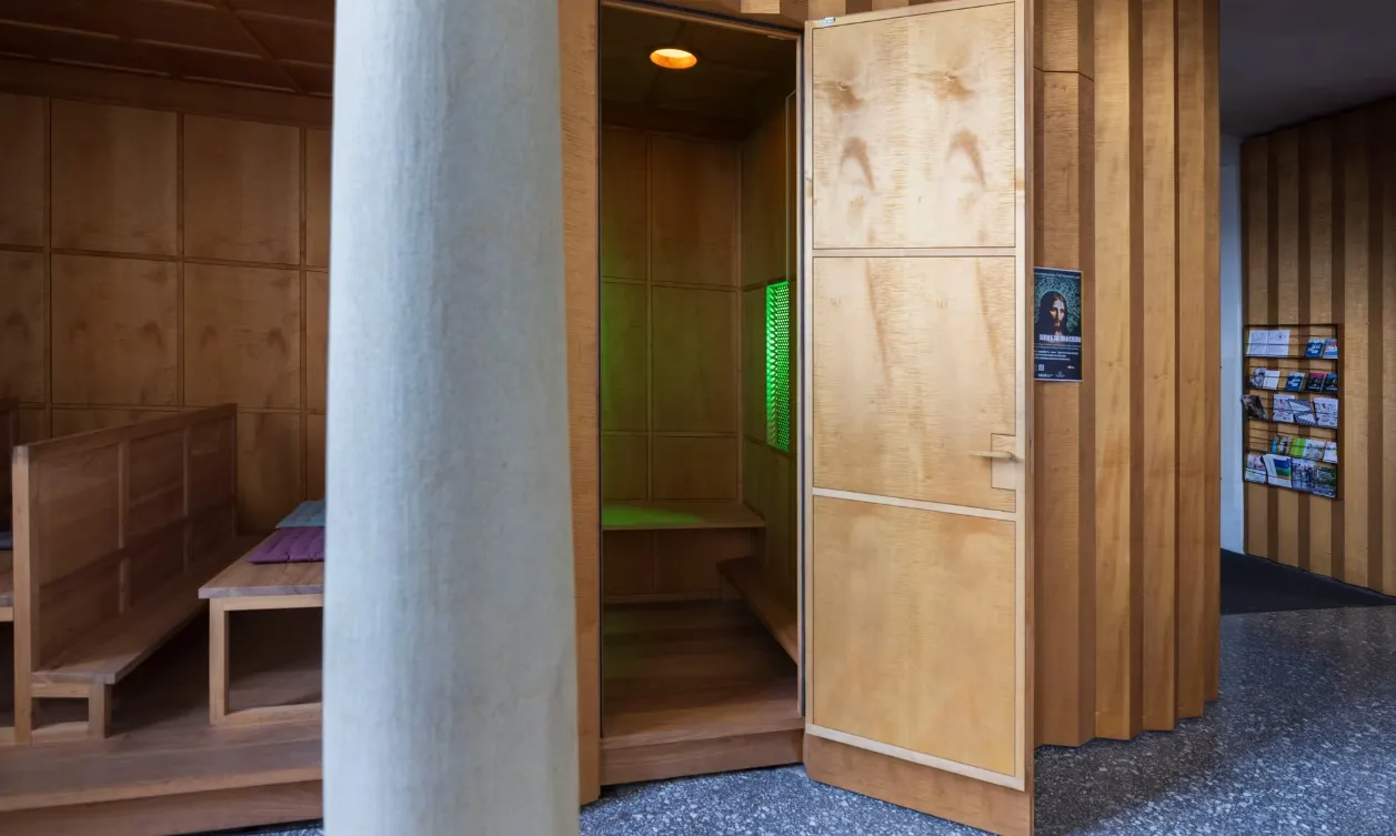 Исповедальня, в которой установили компьютер Исповедальня, в которой установили компьютер