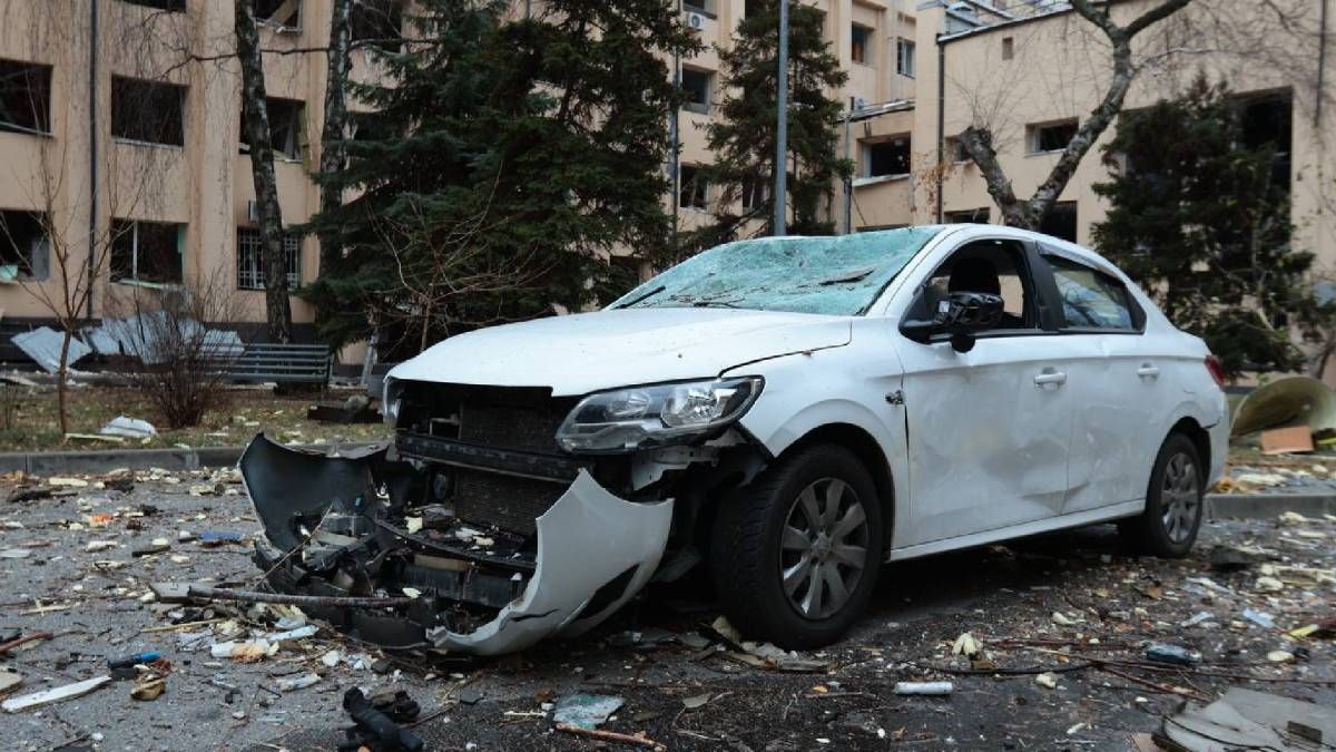 У Харкові ворог поцілив ракетою біля адмінбудівлі