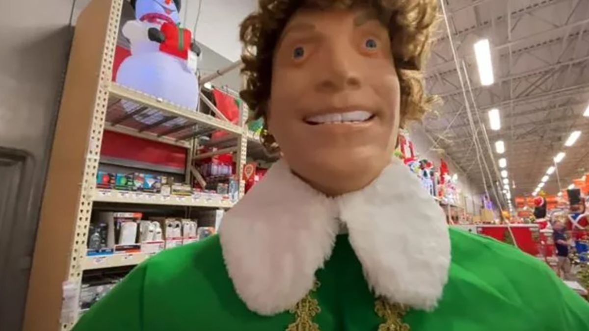 Моторошний різдвяний робот-ельф лякає покупців у США Моторошний різдвяний робот-ельф лякає покупців у США