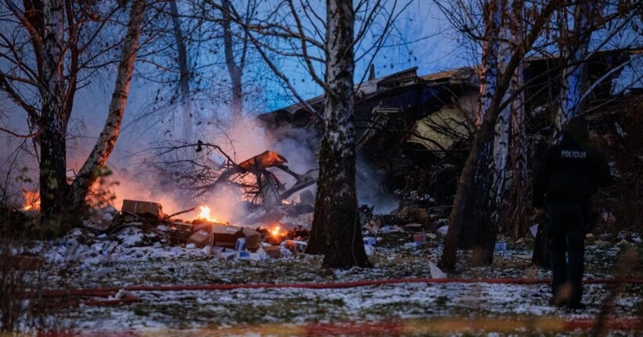 Літак впав на будинок у Литві: хто був на борту та що відомо про потерпілих