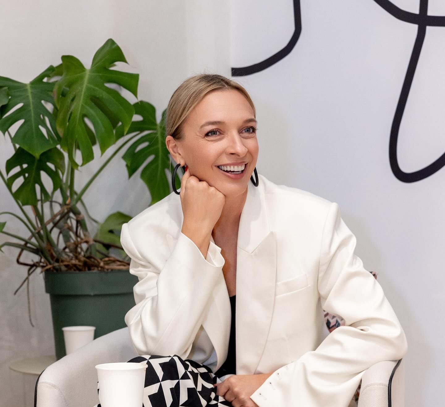 Ауыл қыздарымен бірінші адамның порносы Жалаңаш қыз мұз