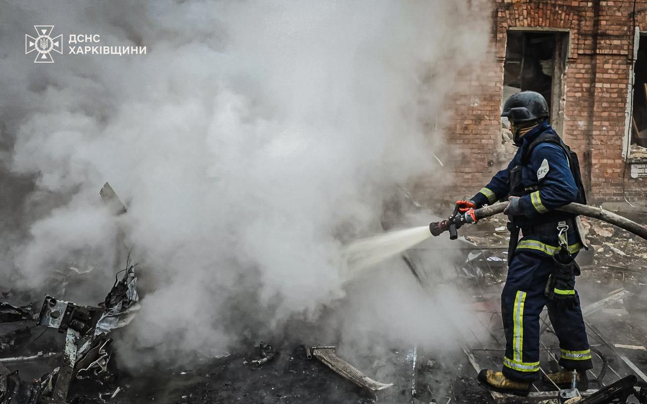 Рятувальник гасить пожежу після обстрілу Харкова