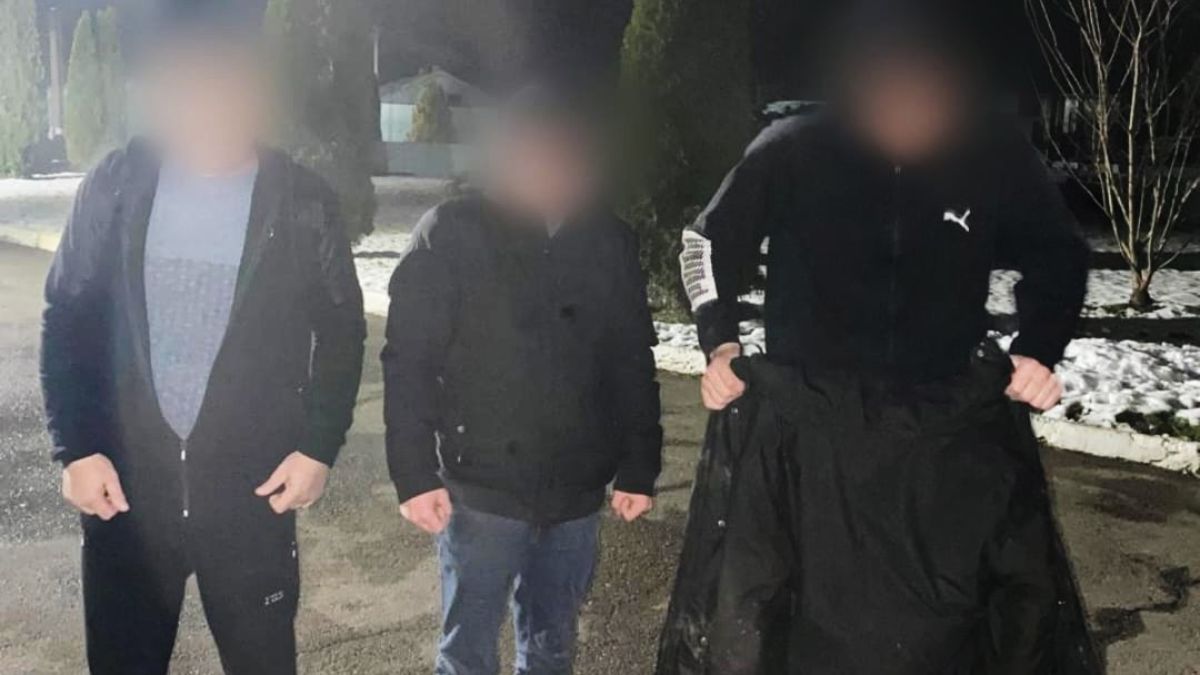 У крижаній Тисі застягли троє чоловіків У крижаній Тисі застягли троє чоловіків