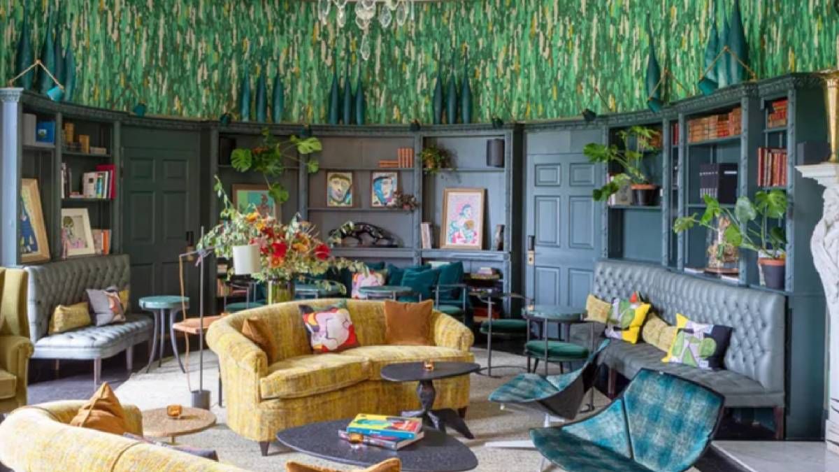 Щоб створити атмосферу, яка заохочує до спілкування, варто подумати про світло і акустику Щоб створити атмосферу, яка заохочує до спілкування, варто подумати про світло і акустику