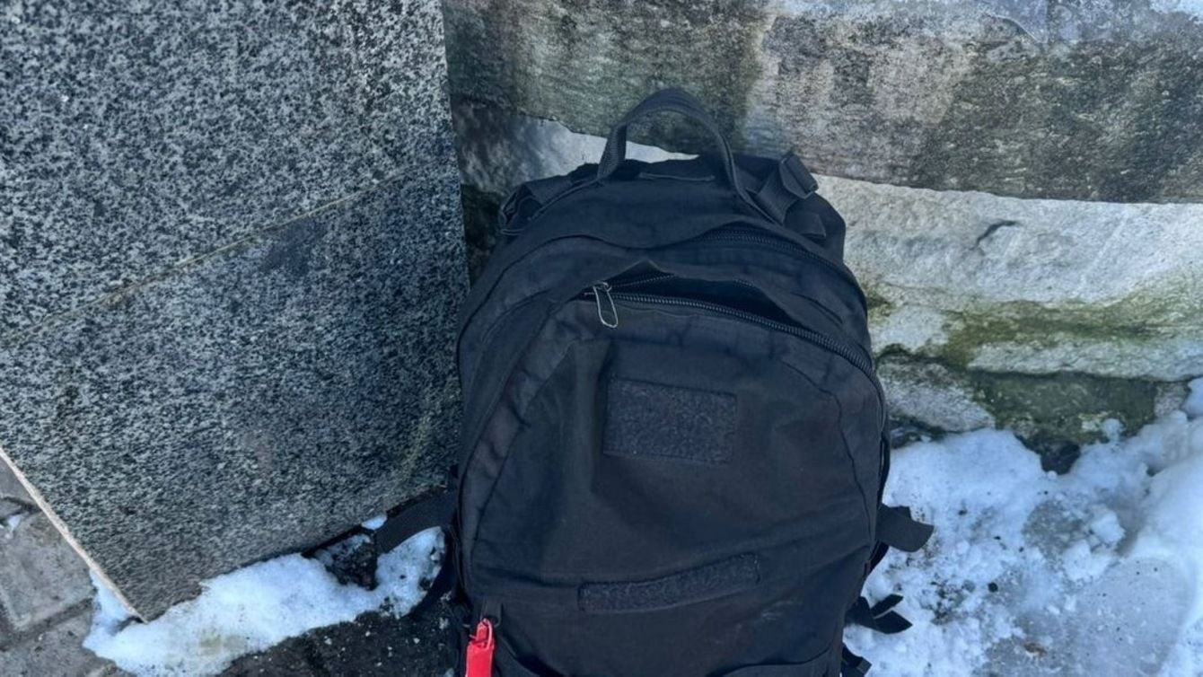 Рюкзак, який чоловіки викрали у військового після нападу Рюкзак, який чоловіки викрали у військового після нападу