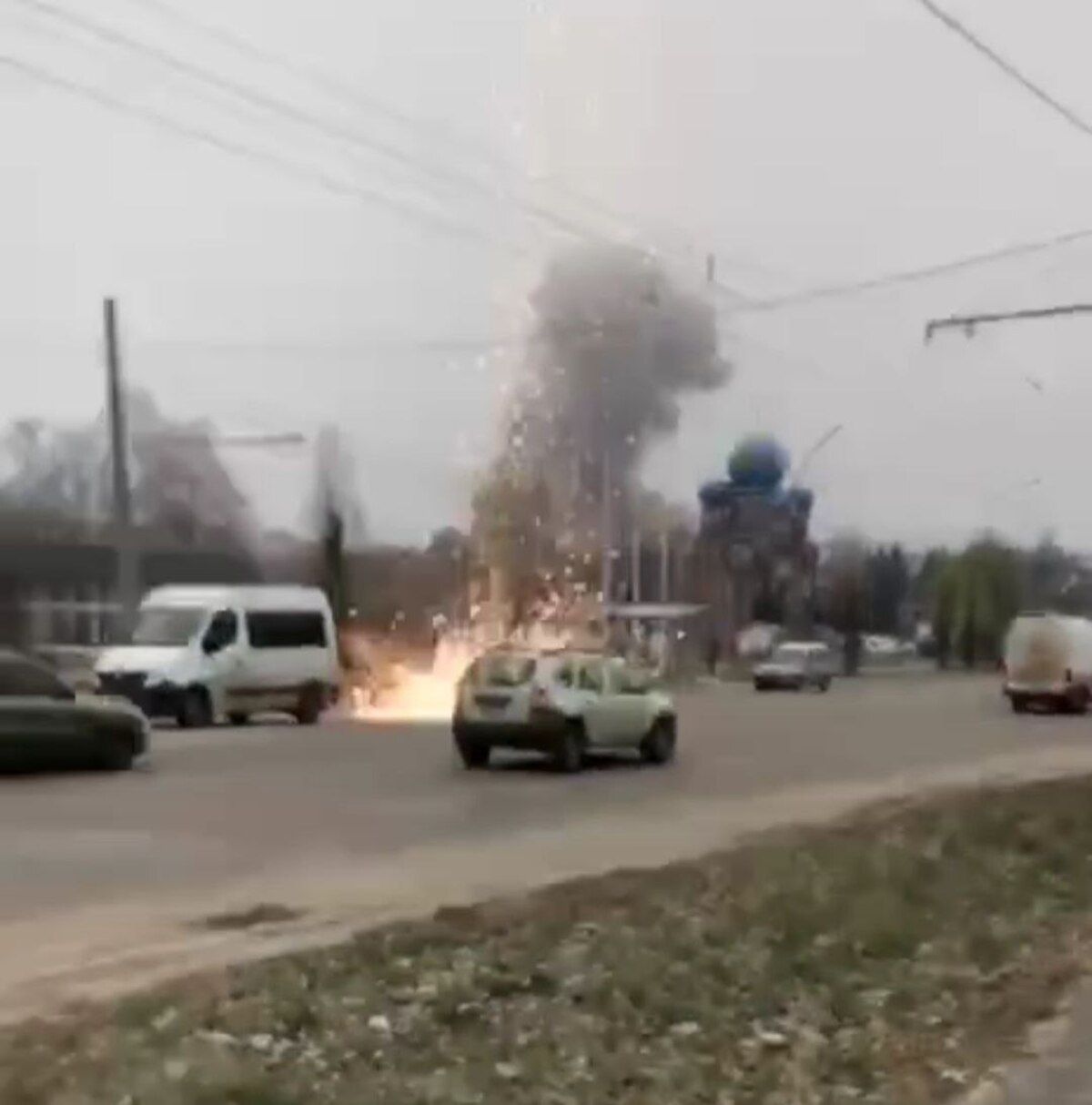 У Сумах уламки БпЛА впали на проїзну частину У Сумах уламки БпЛА впали на проїзну частину