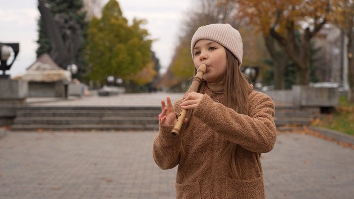 У Дніпрі 9-річна дівчинка грою на сопілці збирає гроші для ЗСУ - Тренди