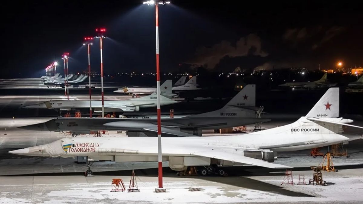 Україна передала Росії 11 бомбардувальників Україна передала Росії 11 бомбардувальників