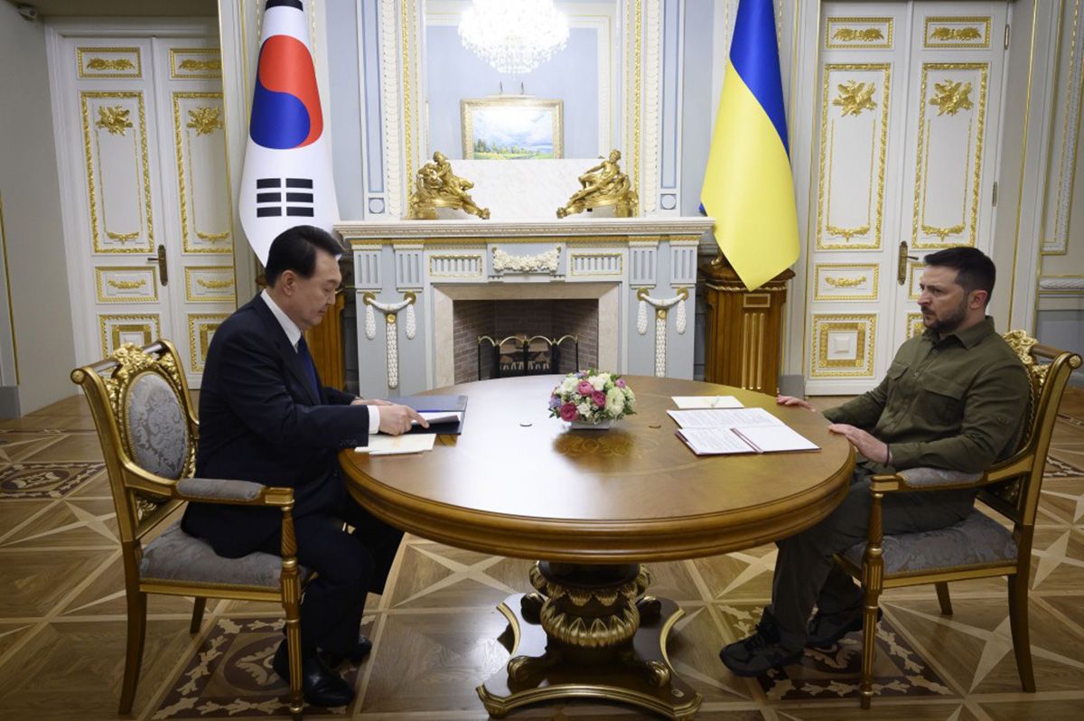 Президент Южной Кореи Юн Сок Йоль и президент Украины Владимир Зеленский Президент Южной Кореи Юн Сок Йоль и президент Украины Владимир Зеленский