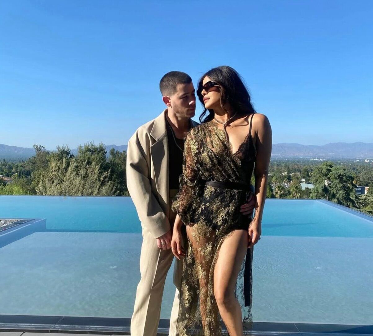 Елка Ника Джонаса и Приянки Чопры - как повторить этот пышный декор Елка Ника Джонаса и Приянки Чопры - как повторить этот пышный декор