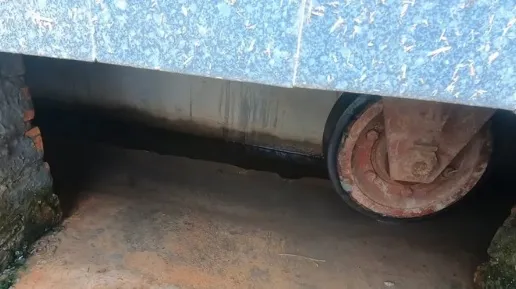 Вид из-под платформы, на которой лежит надстройка дома, который вращается Вид из-под платформы, на которой лежит надстройка дома, который вращается