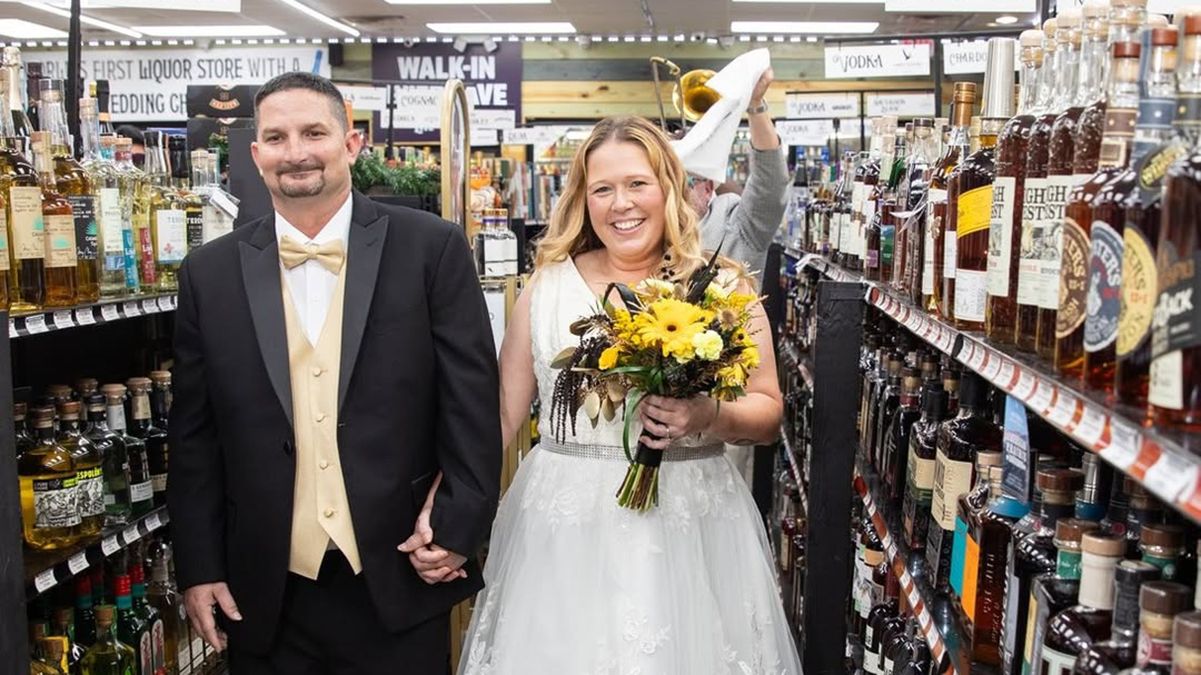 У Новому Орлеані відкрили першу весільну каплицю в алкогольному магазині У Новому Орлеані відкрили першу весільну каплицю в алкогольному магазині