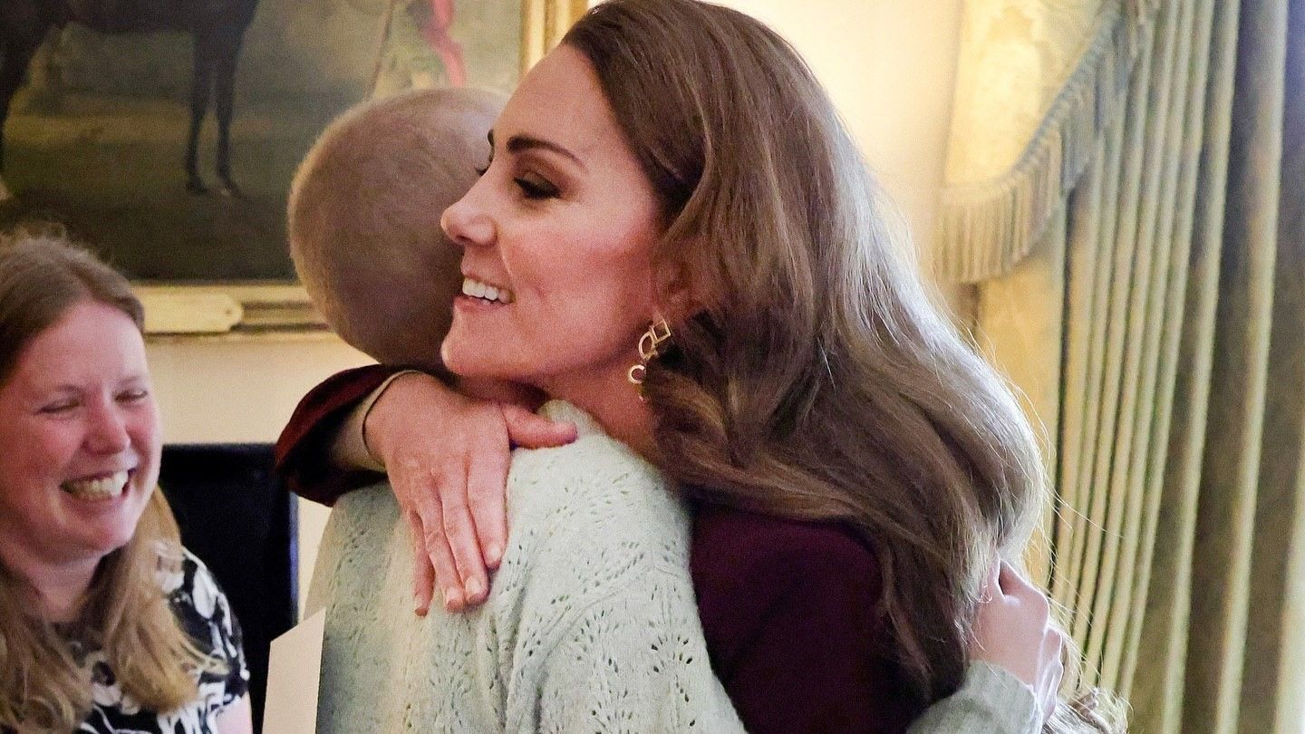 Кейт Миддлтон на встрече с Лиз Хаттон Кейт Миддлтон на встрече с Лиз Хаттон