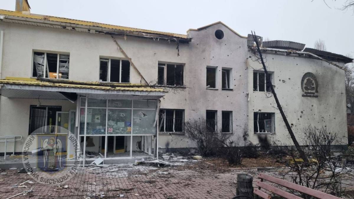 У Києві уламки дрона впали на медзаклад