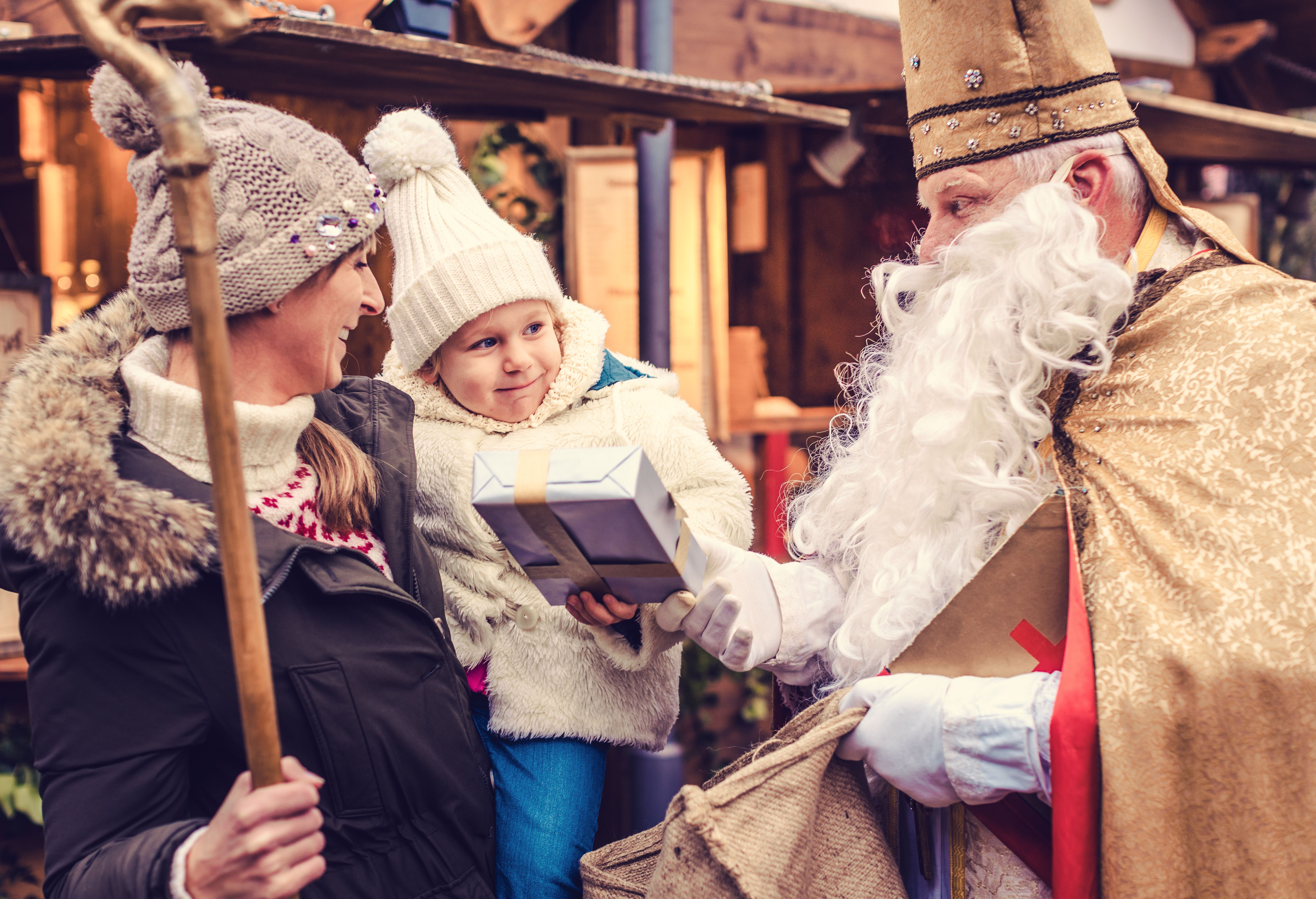Святой Николай дает ребенку подарок Святой Николай дает ребенку подарок