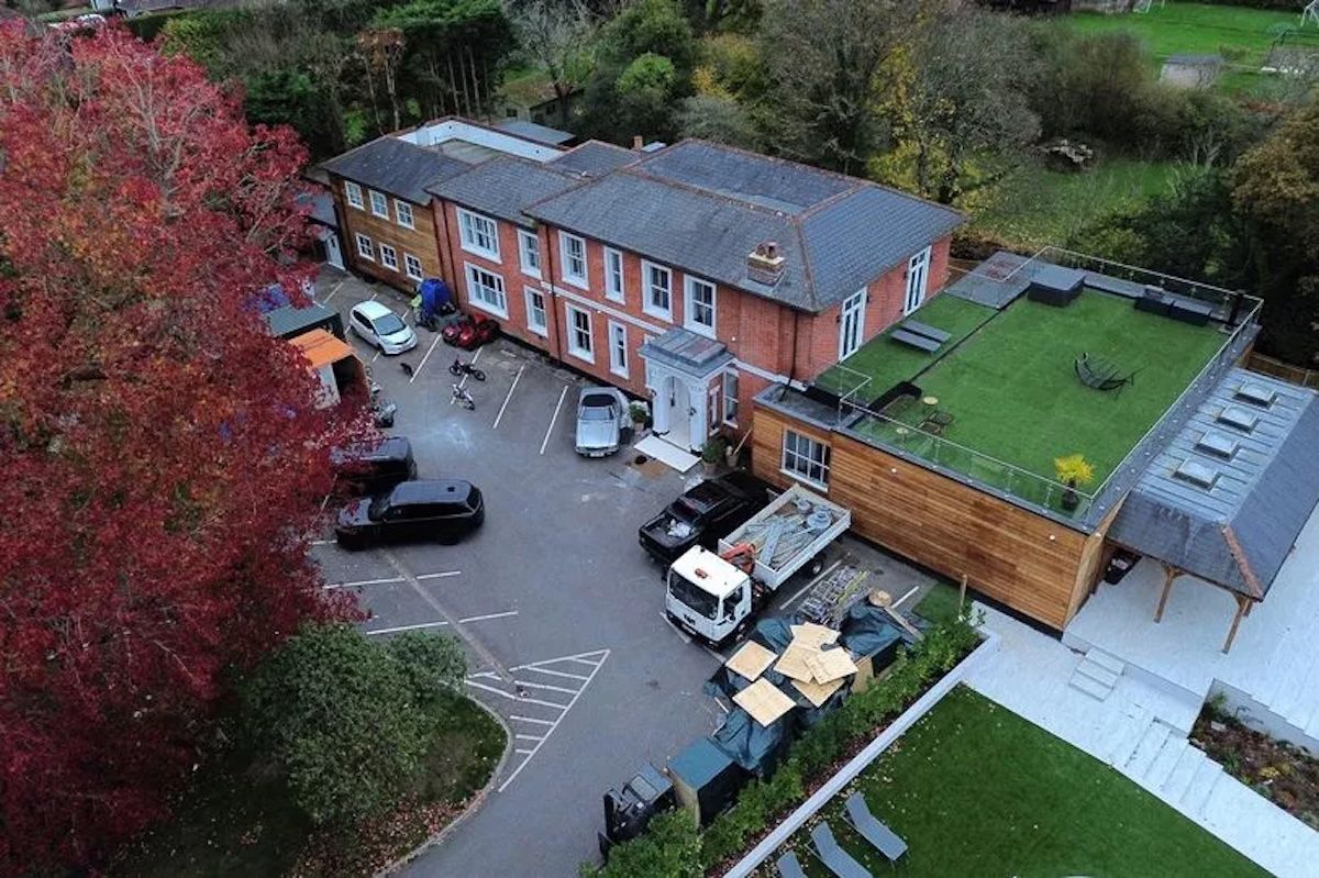 Історичний будинок перетворив село на парк розваг Історичний будинок перетворив село на парк розваг