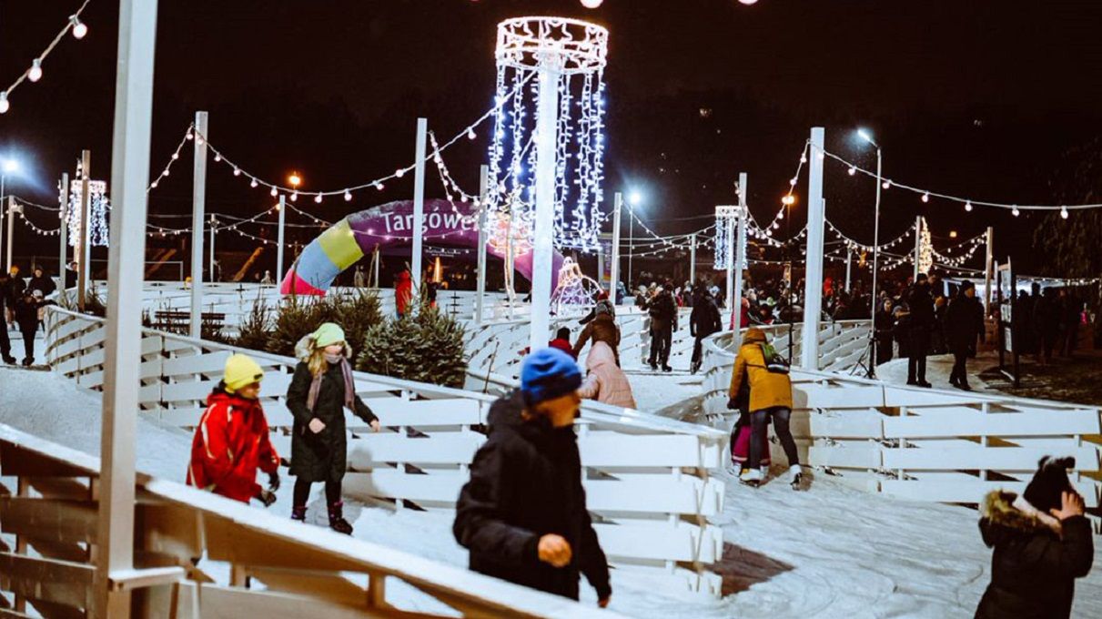 Люди катаются на катке в Брудновском парке Люди катаются на катке в Брудновском парке