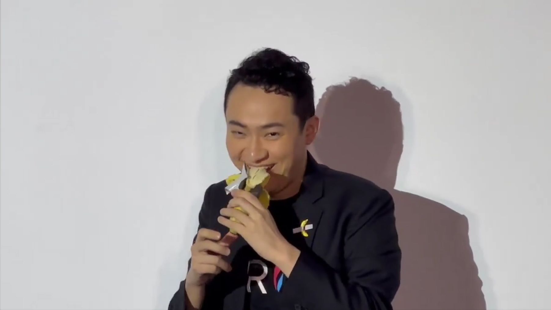 Мужчина купил скандальную инсталляцию с бананом за 6,2 миллиона долларов и съел его Мужчина купил скандальную инсталляцию с бананом за 6,2 миллиона долларов и съел его