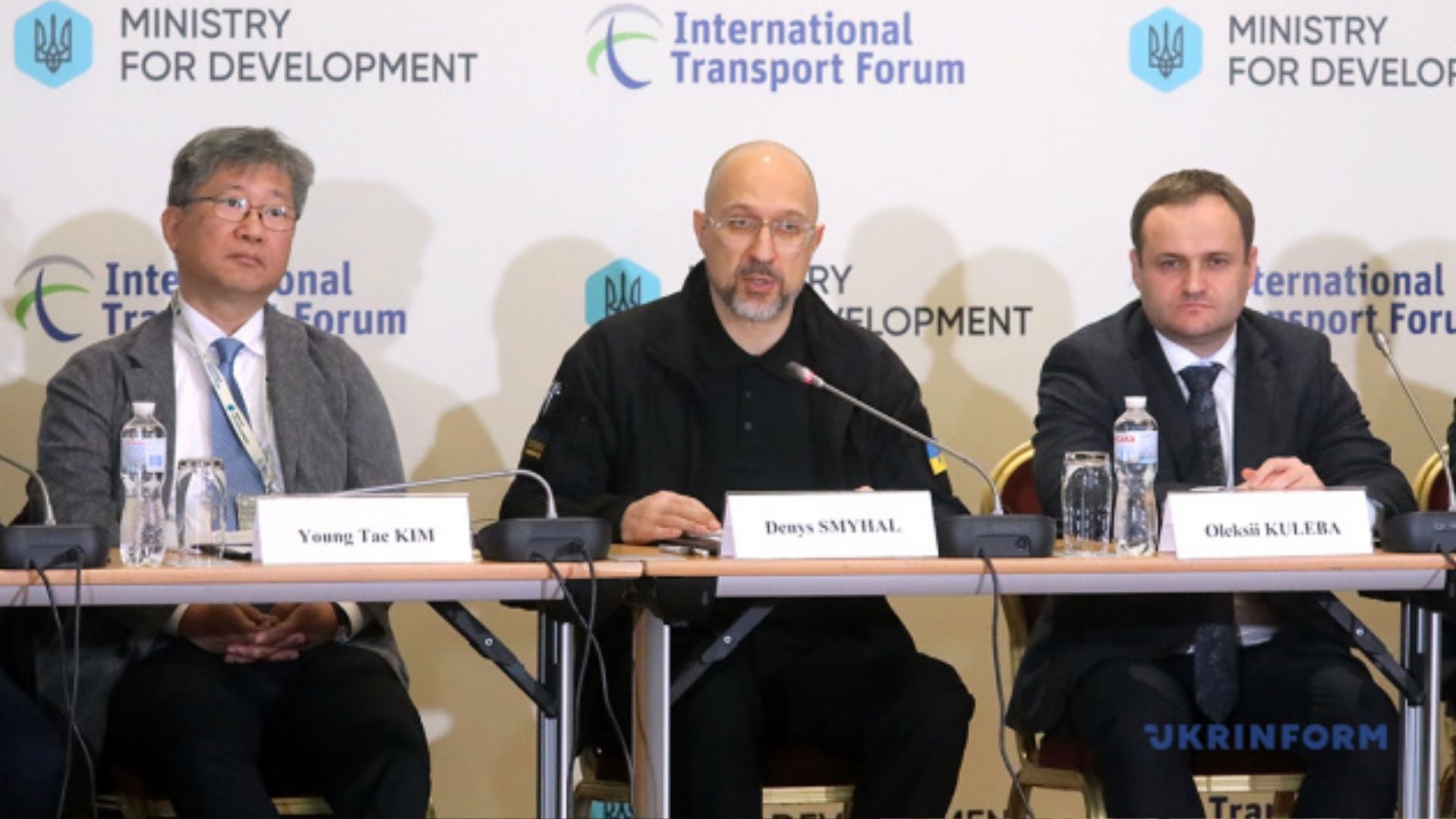 Шмыгаль ответил, можно ли открыть небо над Украиной хотя бы частично Шмыгаль ответил, можно ли открыть небо над Украиной хотя бы частично