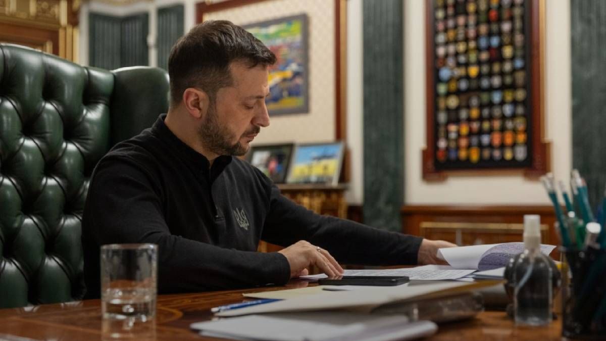 Зеленський заявив, що не визнаватиме окуповані території Росією, бо це суперечить Конституції України Зеленський заявив, що не визнаватиме окуповані території Росією, бо це суперечить Конституції України