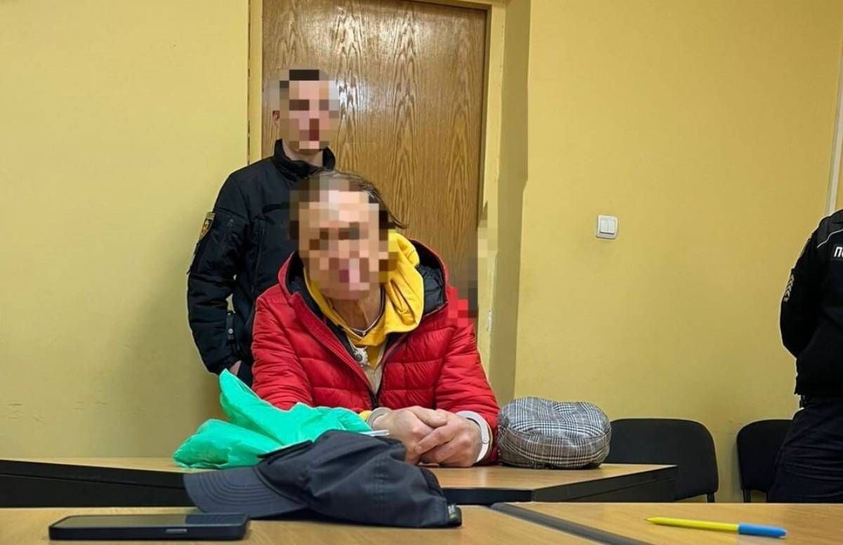 Мужчина вытирал ноги о флаг Украины в Ривне Мужчина вытирал ноги о флаг Украины в Ривне