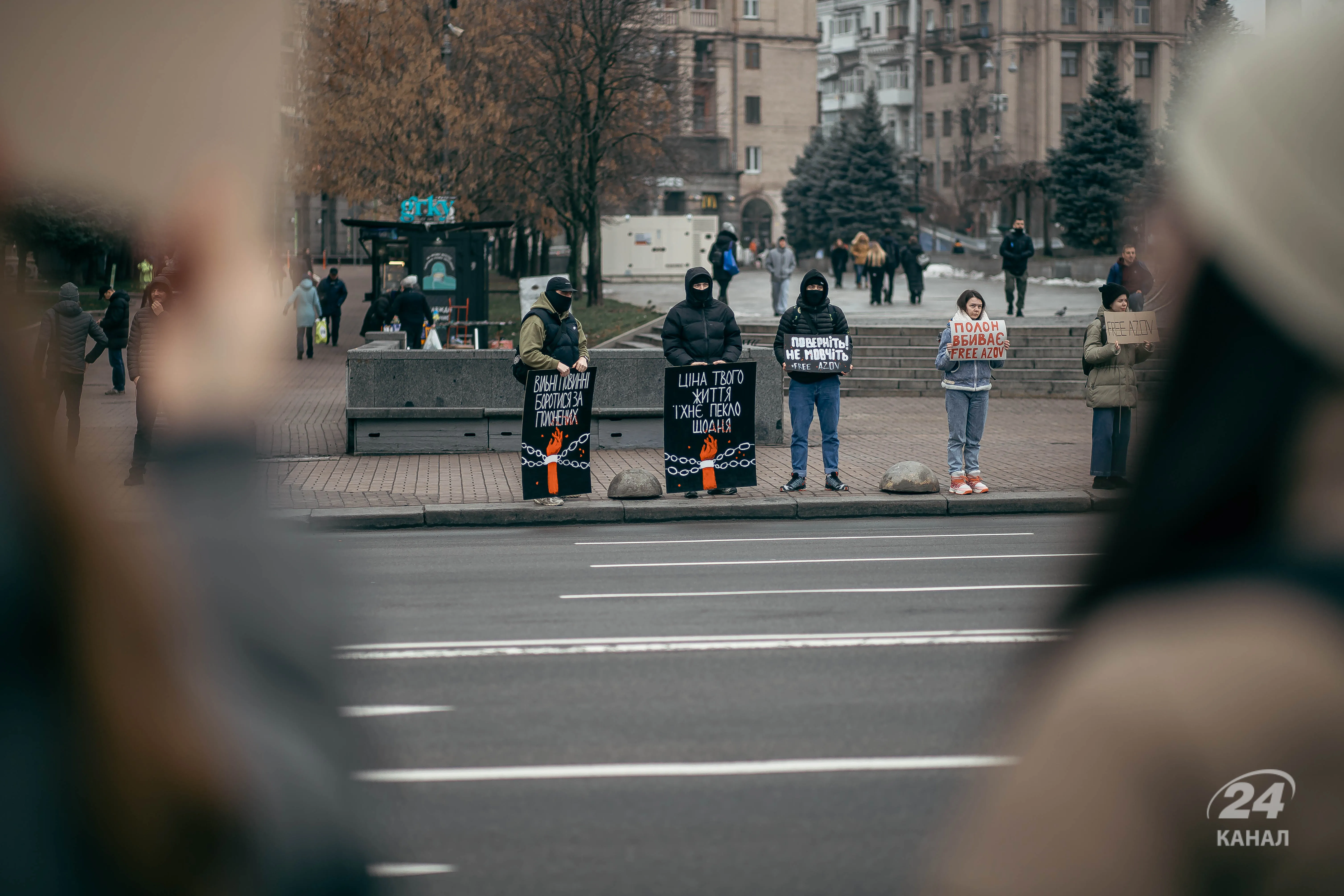 На Хрещатику люди вийшли, щоб нагадати про захисників у полоні