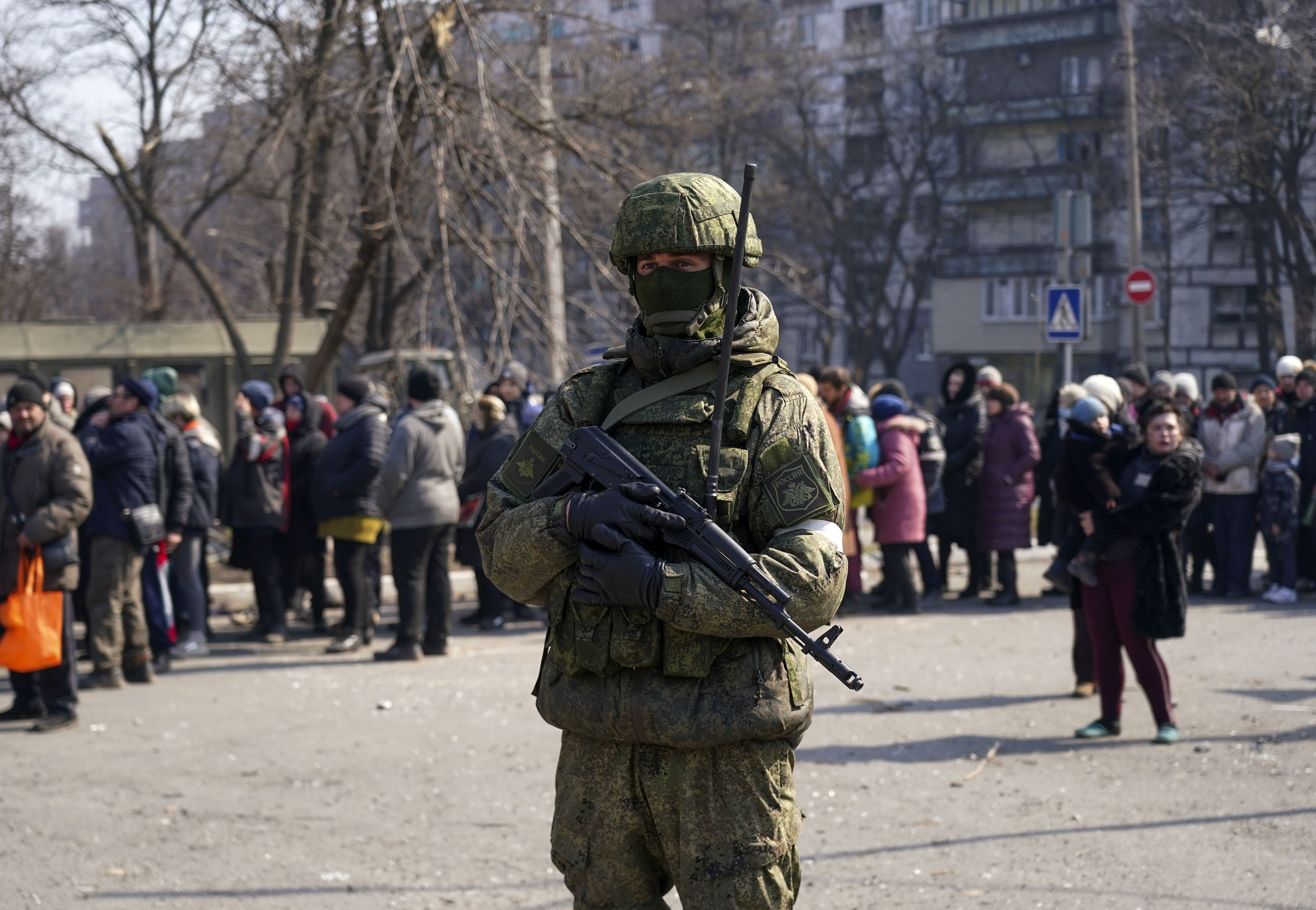 Российский военный в оккупированном Мариуполе