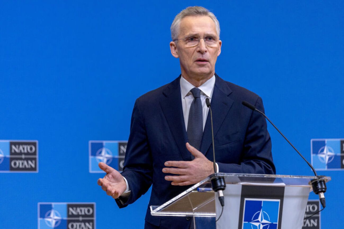 Єнс Столтенберг вважає, що Україна має тимчасово віддати Росії окуповані території Єнс Столтенберг вважає, що Україна має тимчасово віддати Росії окуповані території