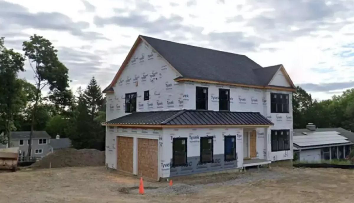 Мужчина заметил на своем участке дом, который построили без его ведома Мужчина заметил на своем участке дом, который построили без его ведома