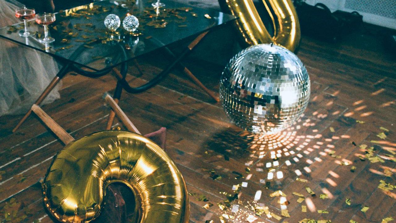 Шарики, конфетти и диско-шар на полу Шарики, конфетти и диско-шар на полу