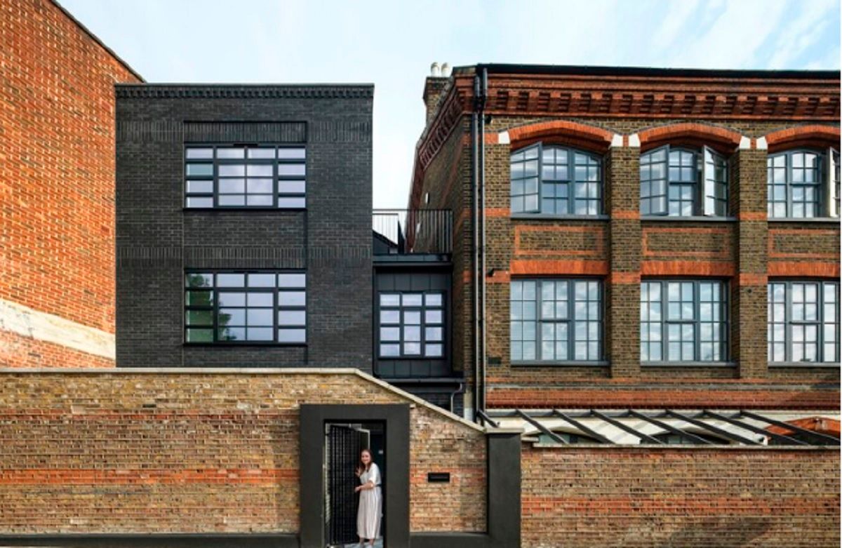 Заброшенный офис превратили в оригинальный треугольный дом Заброшенный офис превратили в оригинальный треугольный дом