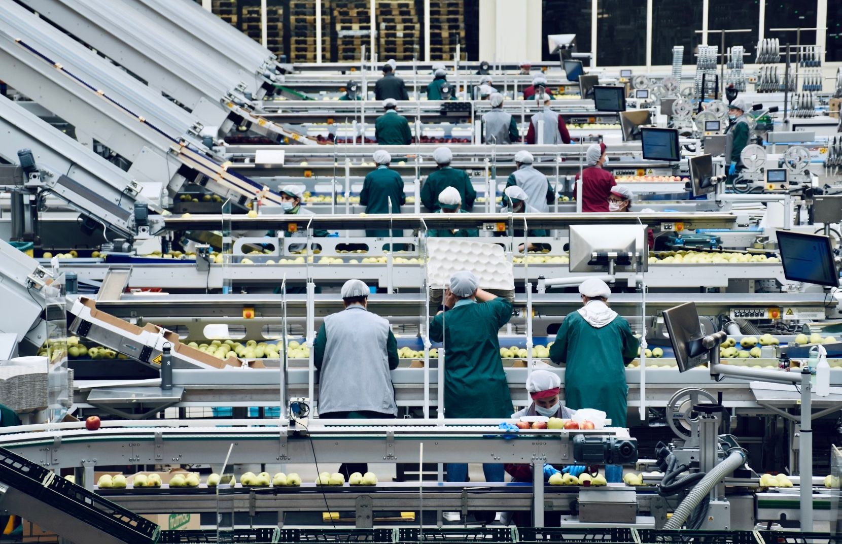 Люди працюють на заводі Люди працюють на заводі