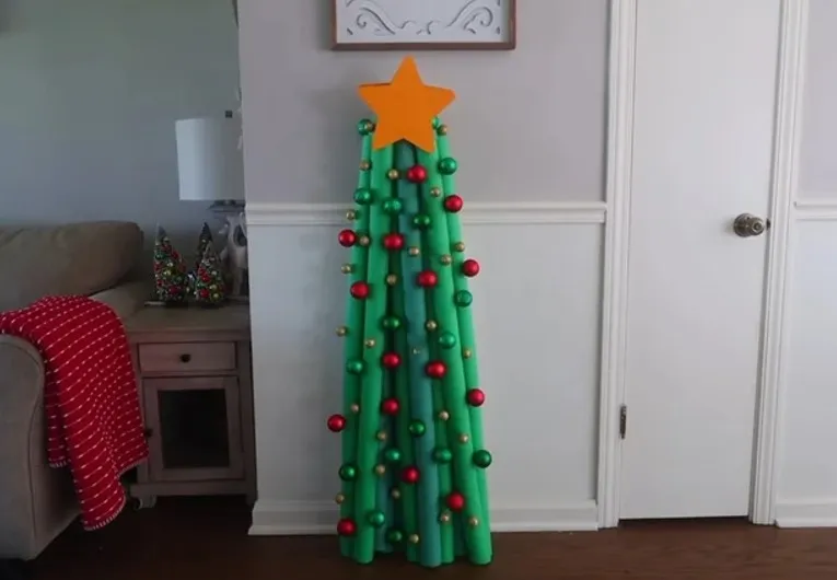 Елка, сделана из аквапалок Елка, сделана из аквапалок