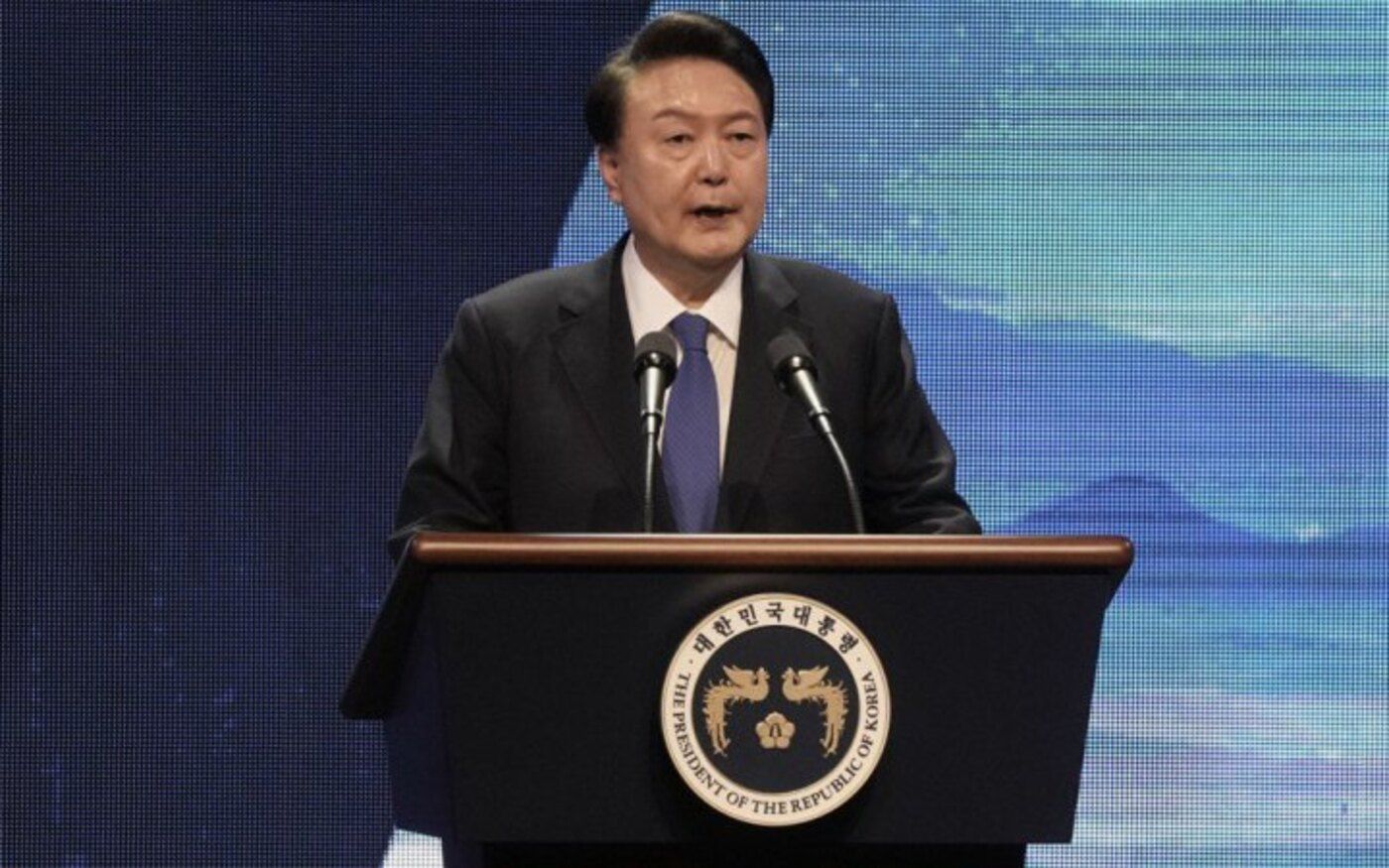 У Південній Кореї оголошено надзвичайний воєнний стан У Південній Кореї оголошено надзвичайний воєнний стан