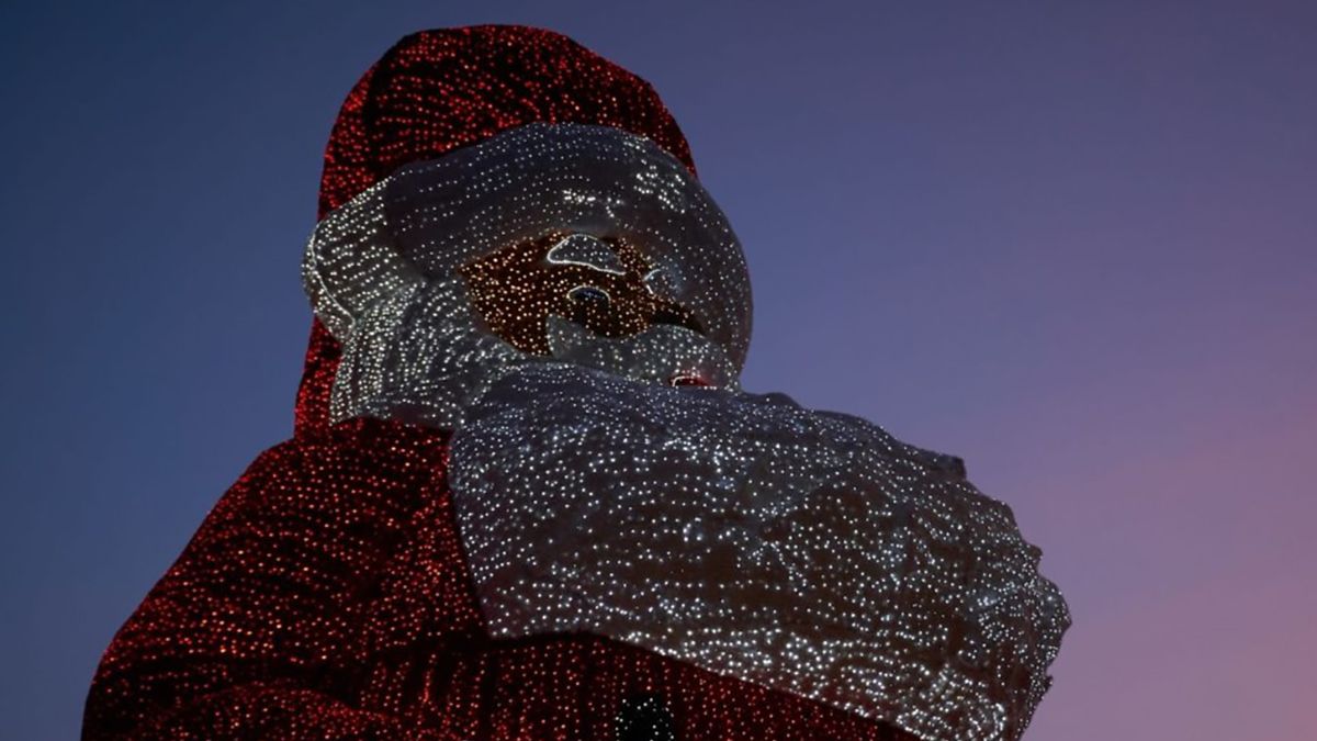 У Португалії розмістили найбільшу фігуру Санти у світі У Португалії розмістили найбільшу фігуру Санти у світі