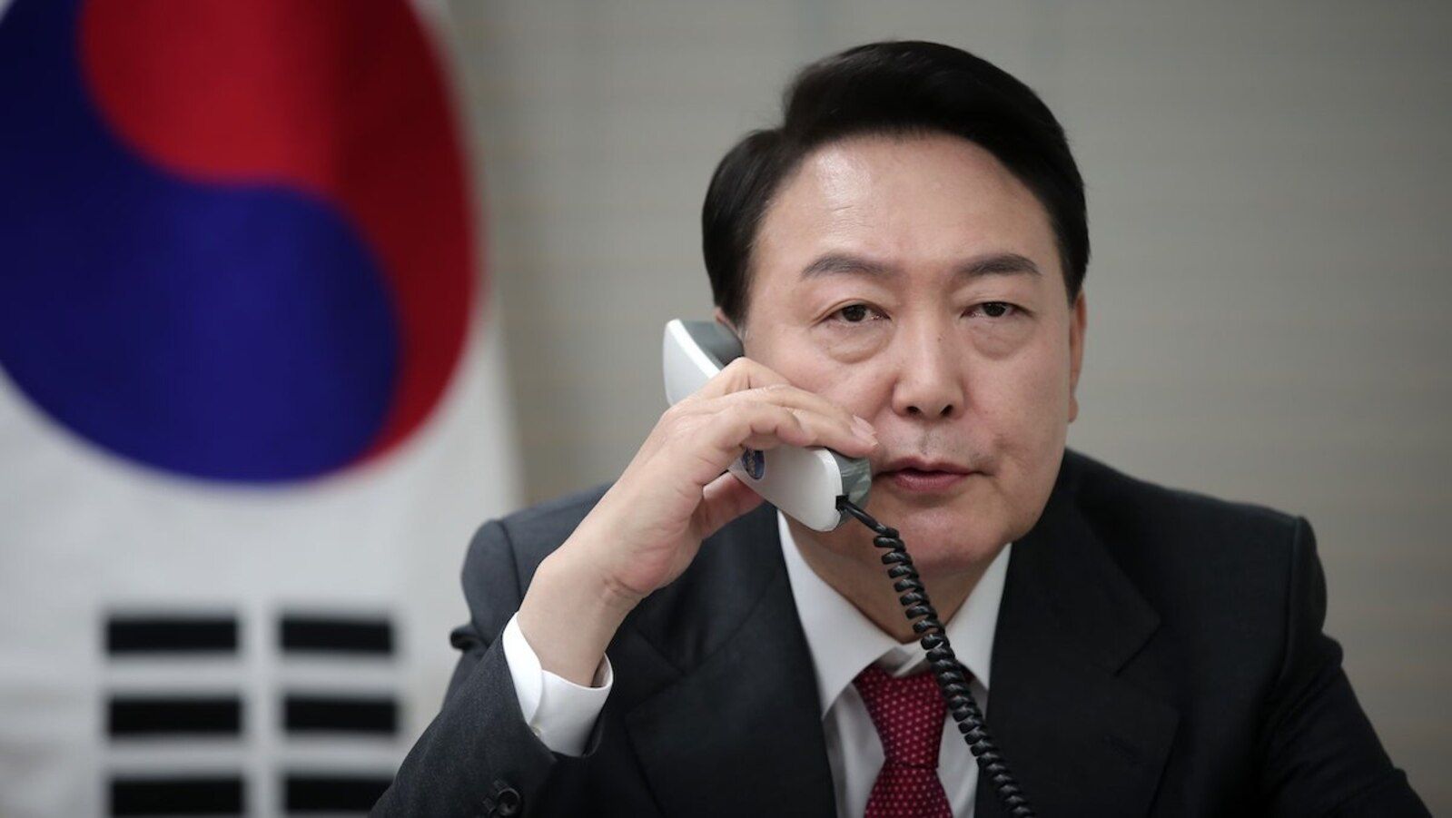 У Південній Кореї скасовують воєнний стан У Південній Кореї скасовують воєнний стан