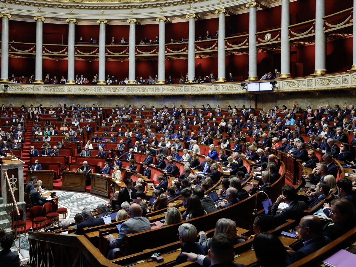 У Франції парламент готується оголосити вотум недовіри уряду