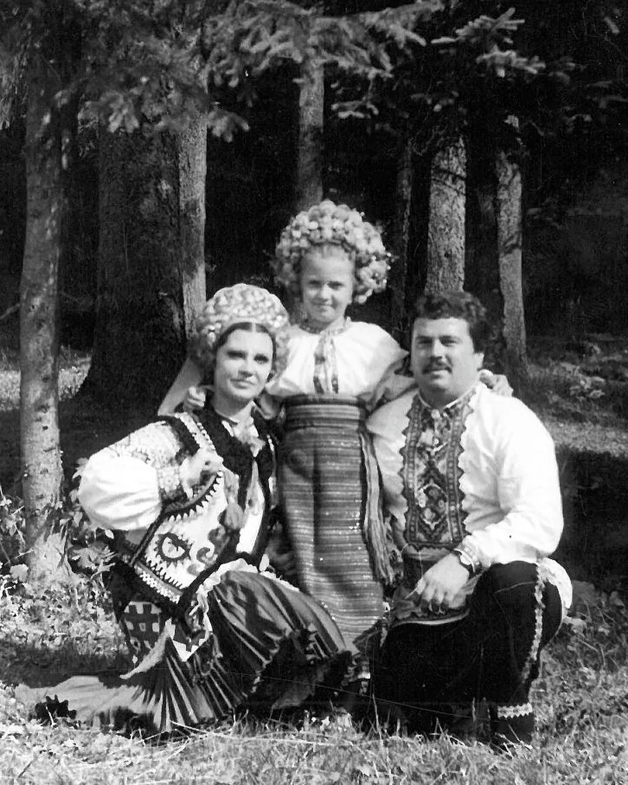 Співачка Lama з батьками Співачка Lama з батьками