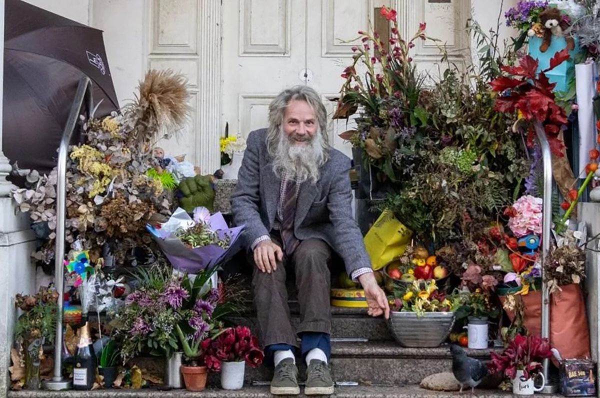 Чоловік живе на порозі одного з найдорожчих маєтків - чому так сталося Чоловік живе на порозі одного з найдорожчих маєтків - чому так сталося