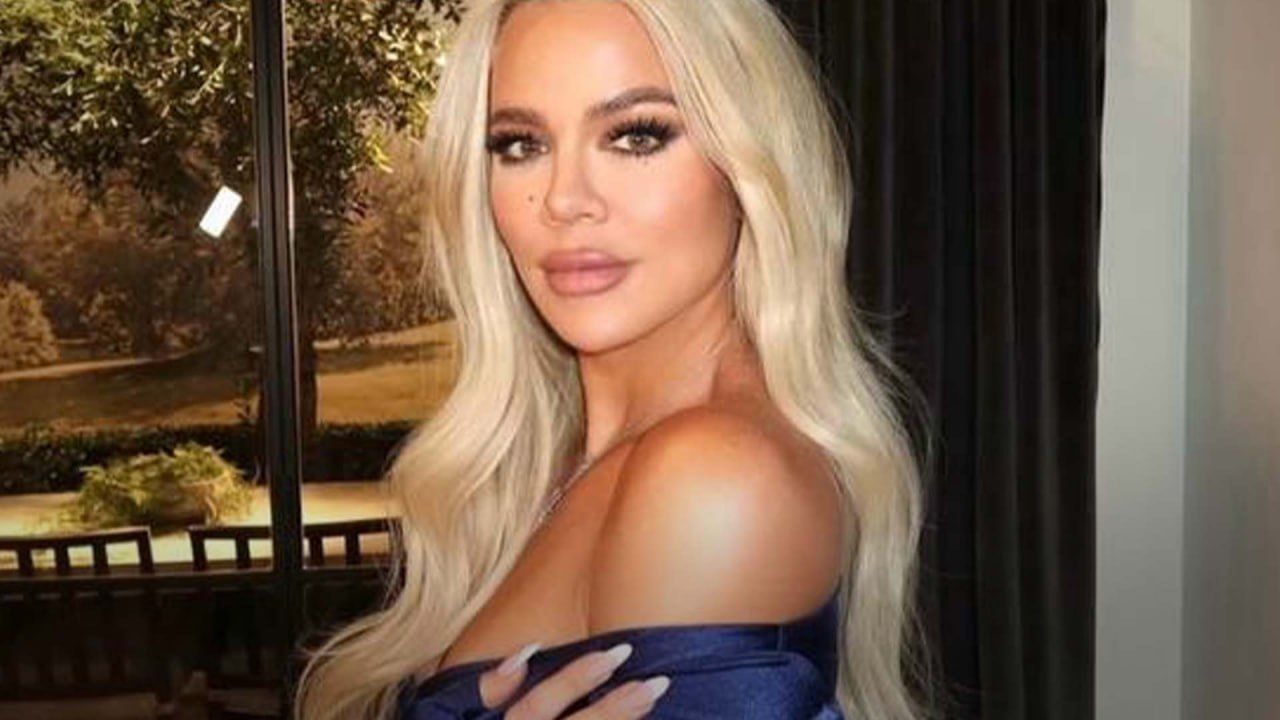 Захватывающий рождественский декор крыльца Хлои Кардашян - Дизайн 24 Захватывающий рождественский декор крыльца Хлои Кардашян - Дизайн 24